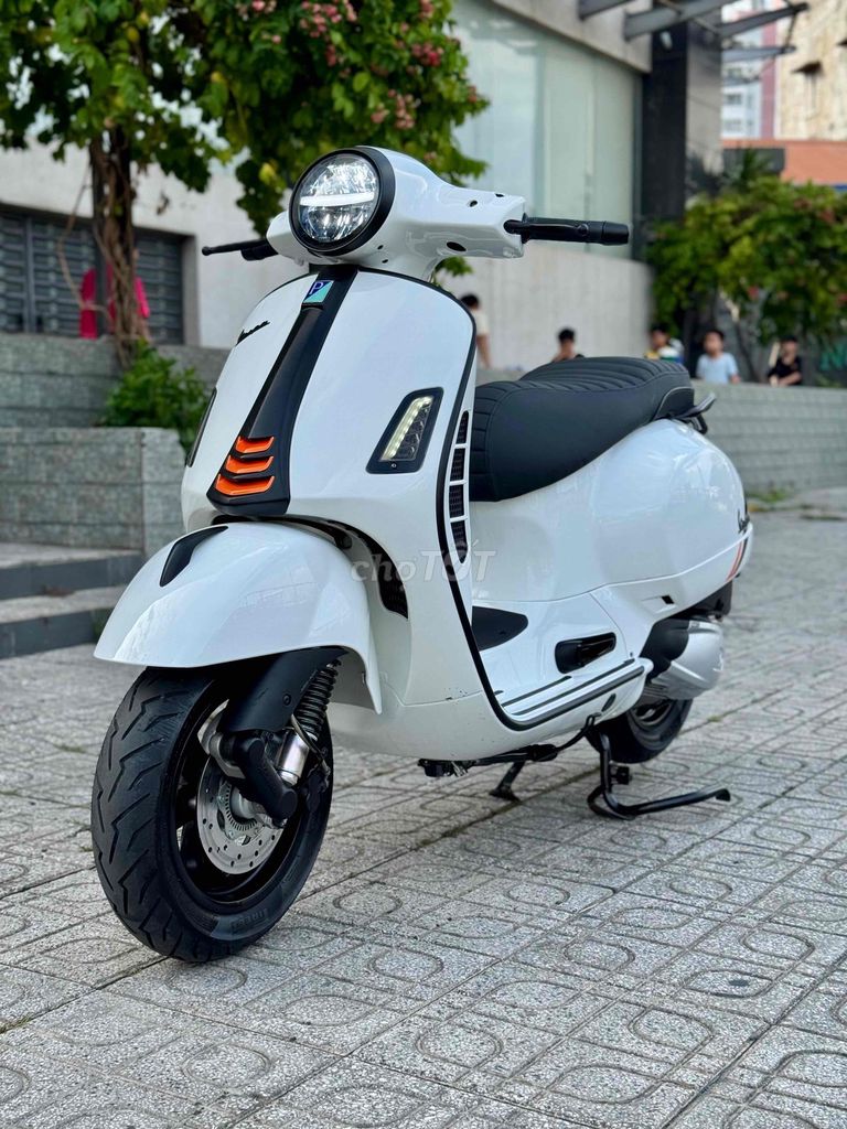 Vespa GTS 300 HPE SSport Trắng 10/2021