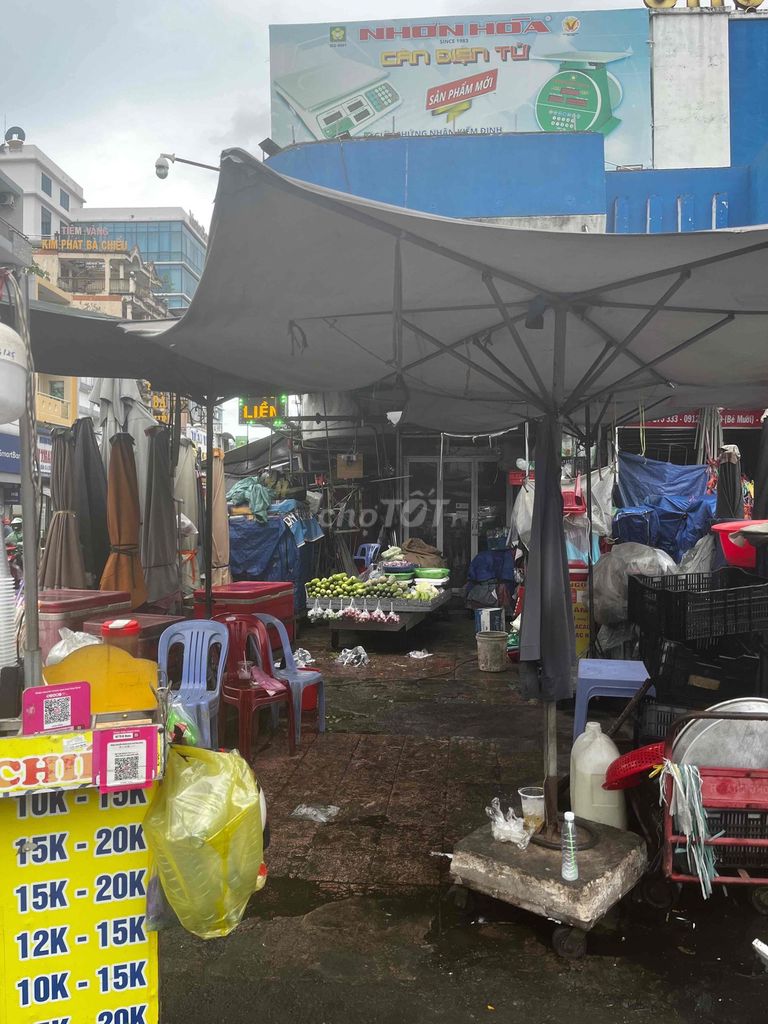 sang sạp mặt tiền chợ