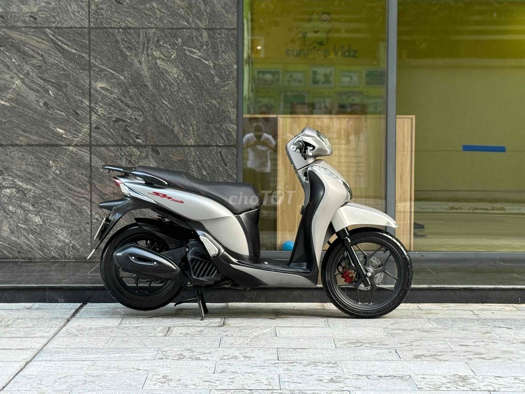 Sh mode smartkey thể thao bạc nhám 585.79. Mua bán Xe máy tại Quận Ba Đình Hà Nội được đăng bởi Xe Máy Nam Thi hình 3