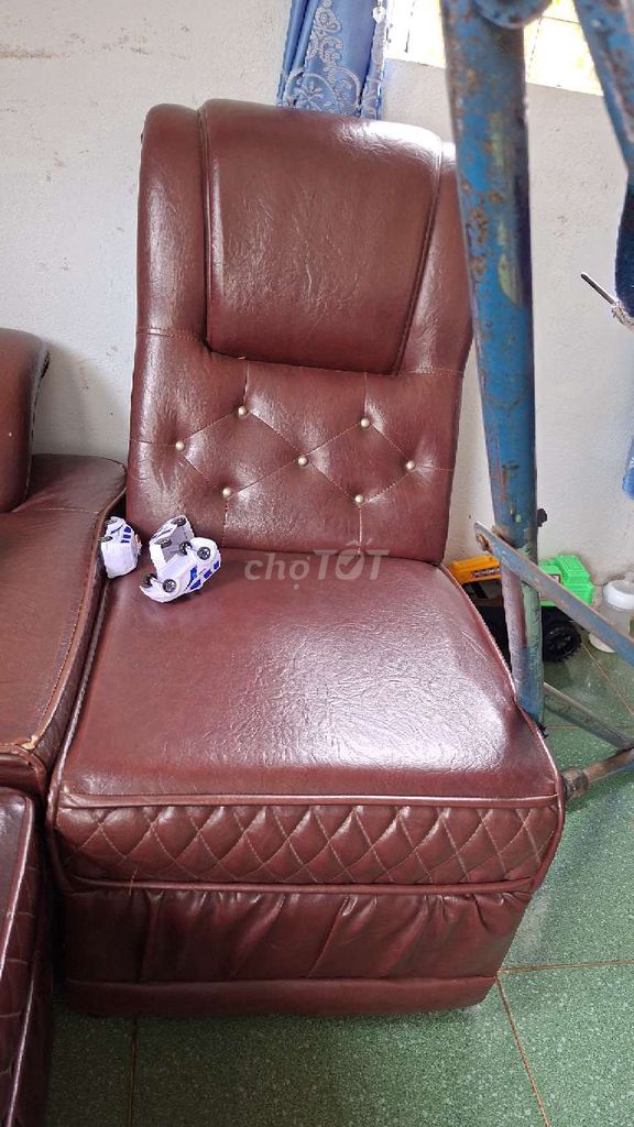 Bộ bàn ghế sofa Da, Kính 4 chỗ. Mua bán Bàn ghế tại Thị Xã Buôn Hồ Đắk Lắk được đăng bởi Quý Nhân hình 1