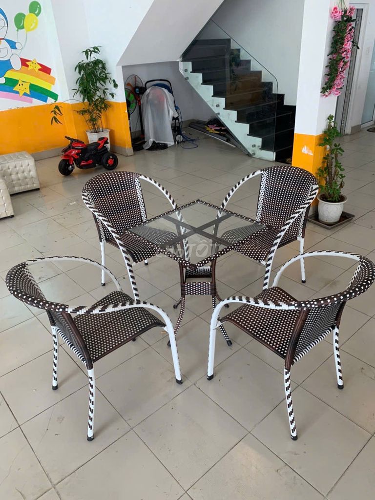 Bàn ghế cafe Mây nhựa Kính 4 chỗ. Dịch vụ nhà cửa khác tại Quận Sơn Trà Đà Nẵng được đăng bởi THẾ GIỚI ĐỒ CŨ ĐÀ NẴNG hình 1