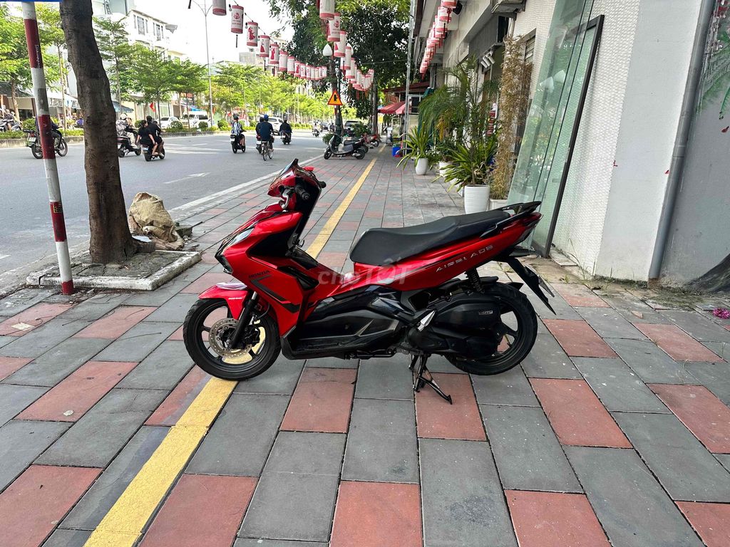 Honda Air Blade 2022 красный, от собственника