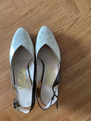 Giày Salvatore Ferragamo nữ size 37. Mua bán Giày dép tại Quận Ba Đình Hà Nội được đăng bởi Dũng