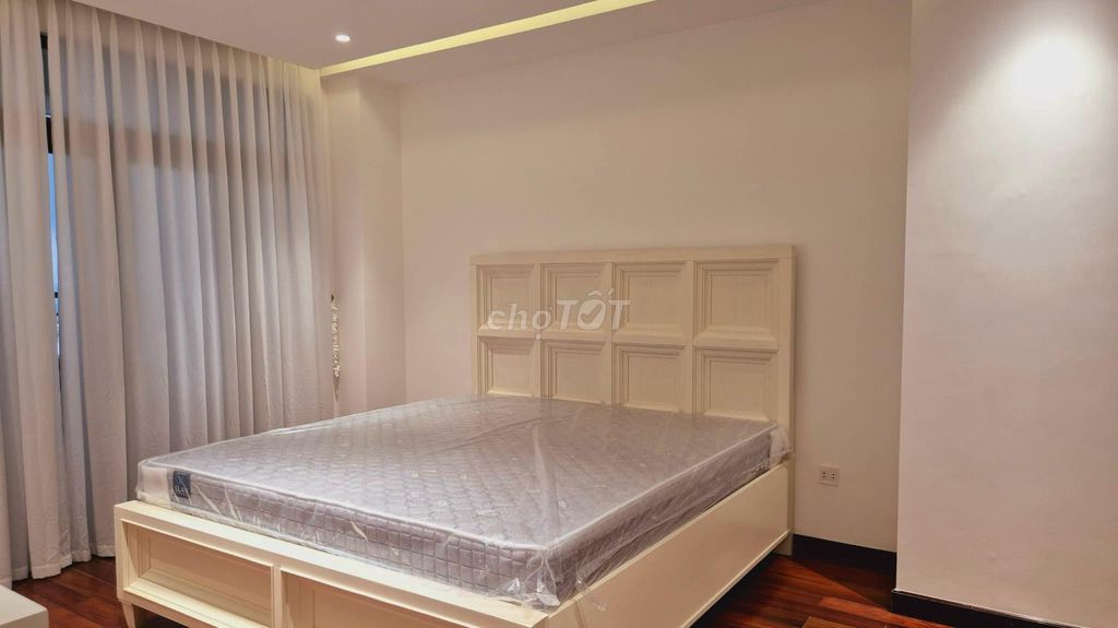 HOT!Bán căn hộ chung cư Royal city-130 m2,3 ngủ, nội thất VIP