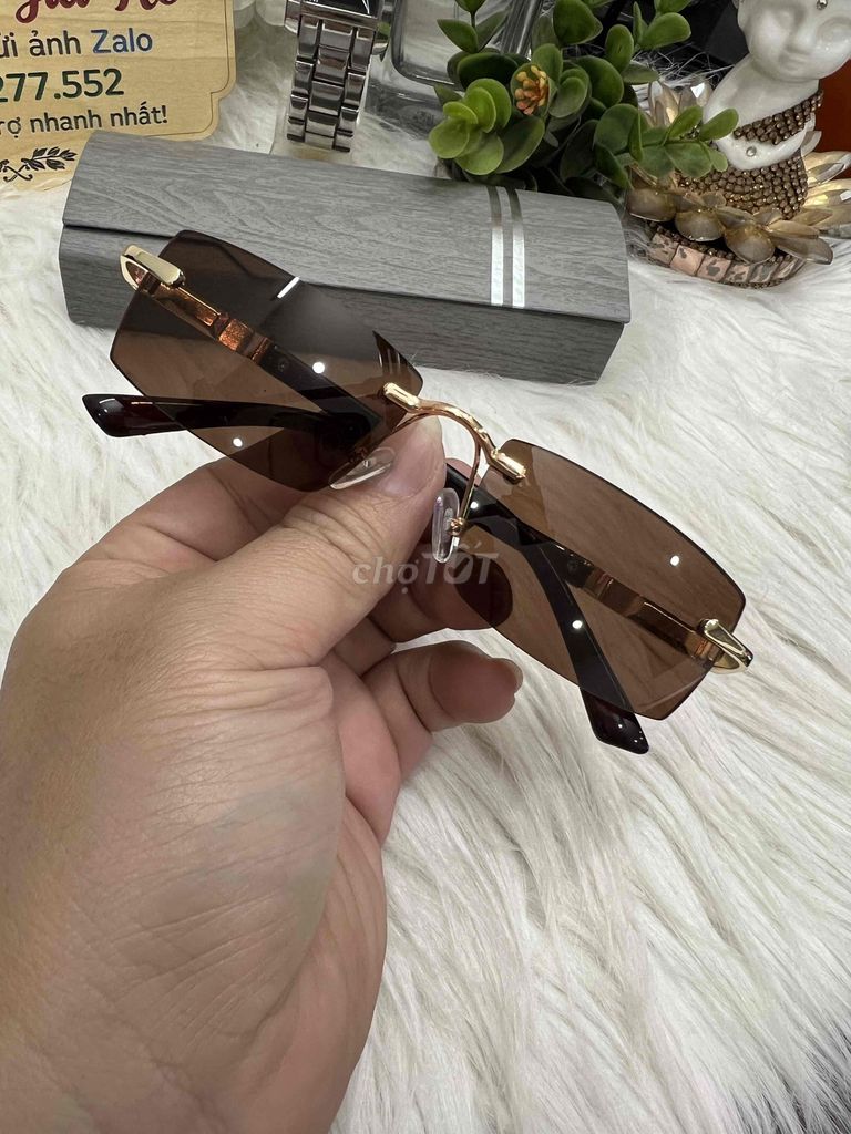 Kính râm Nam Mắt vuông Nâu. Mua bán Phụ kiện thời trang khác tại Huyện Thanh Trì Hà Nội được đăng bởi Shop HaNoiGiaRe Com hình 1