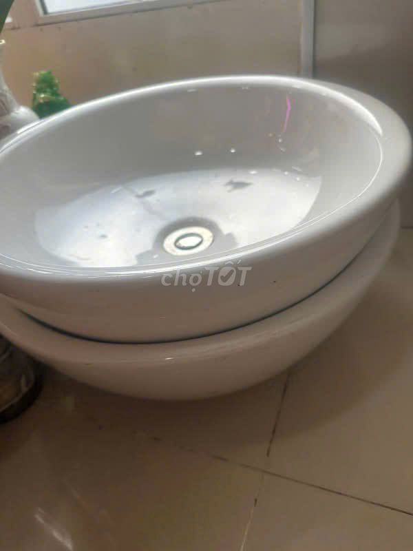 Bồn rửa mặt sứ trắng mới. Mua bán Thiết bị vệ sinh, nhà tắm tại Quận 1 Tp Hồ Chí Minh được đăng bởi Võ Tấn Phát hình 1