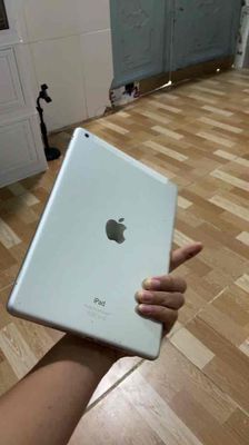 iPad Apple màu bạc đã qua sử dụng. Mua bán Máy tính bảng tại Quận Bình Thuỷ Cần Thơ được đăng bởi Trương Hoàng Thái