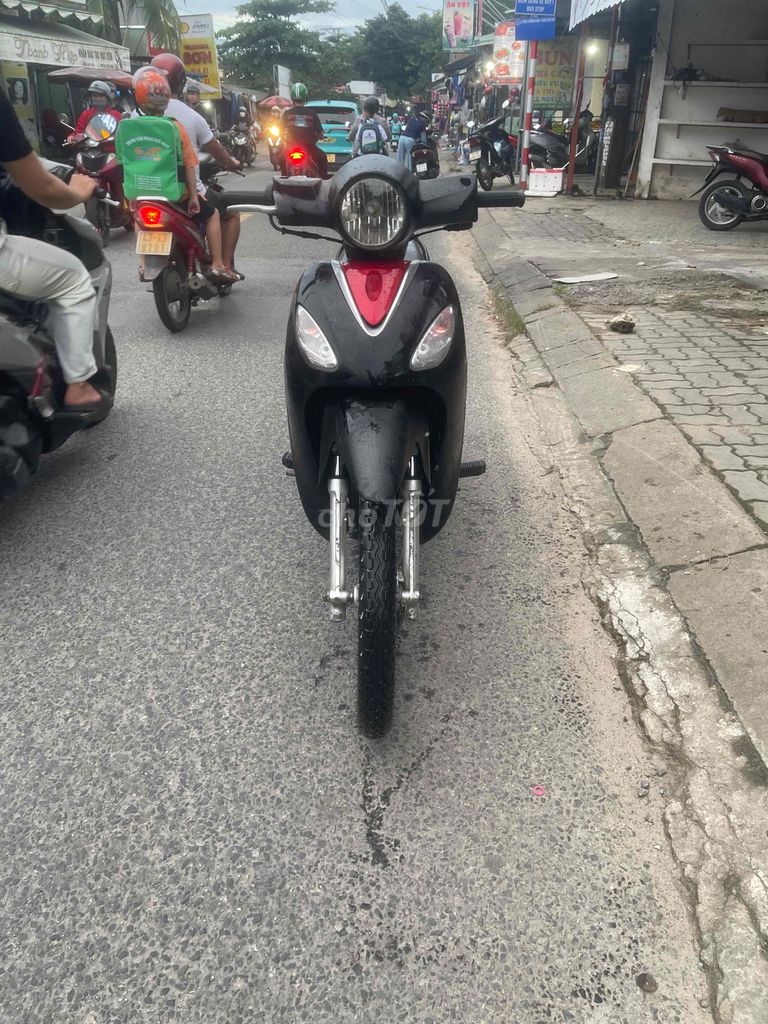 SYM Angela 50cc, черный и красный, Вьетнам