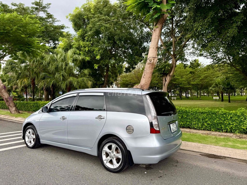 Mitsubishi Grandis 2009 серебристый 7 мест
