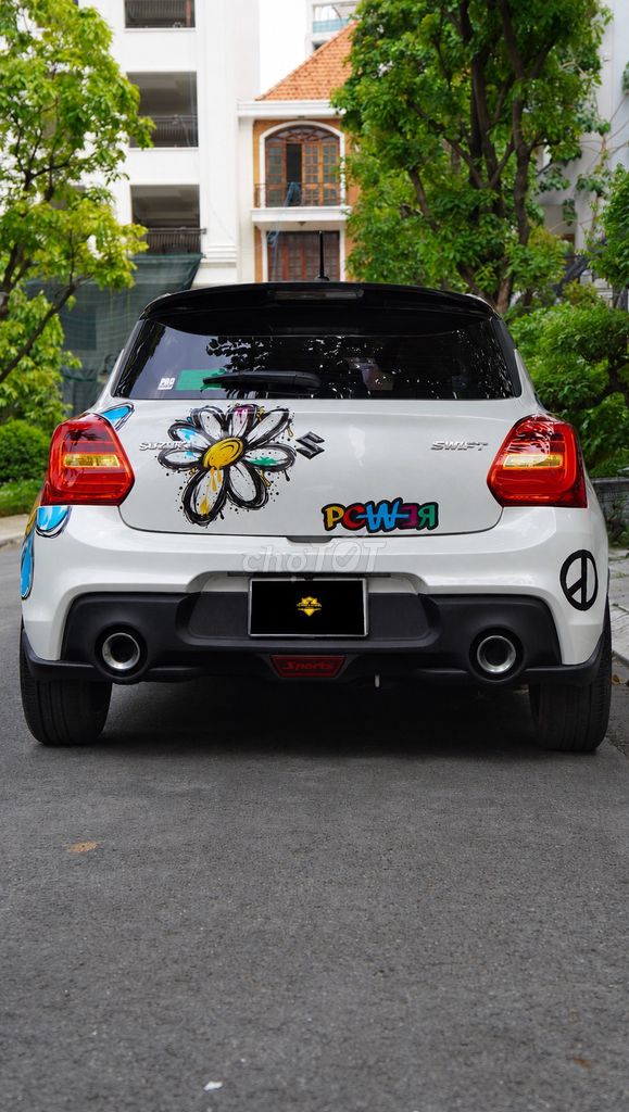 Белый автоматический хэтчбек Suzuki Swift