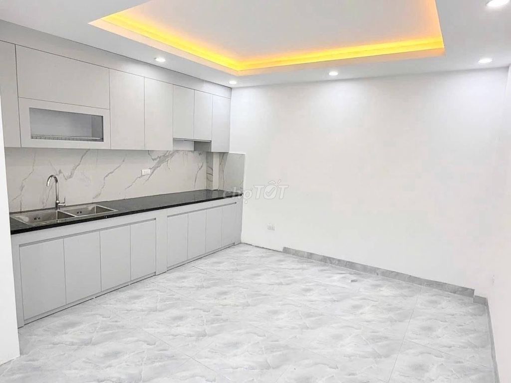 Продается дом площадью 42 м² в центре Тхань Три, 5 этажей, автомобильная дорожка