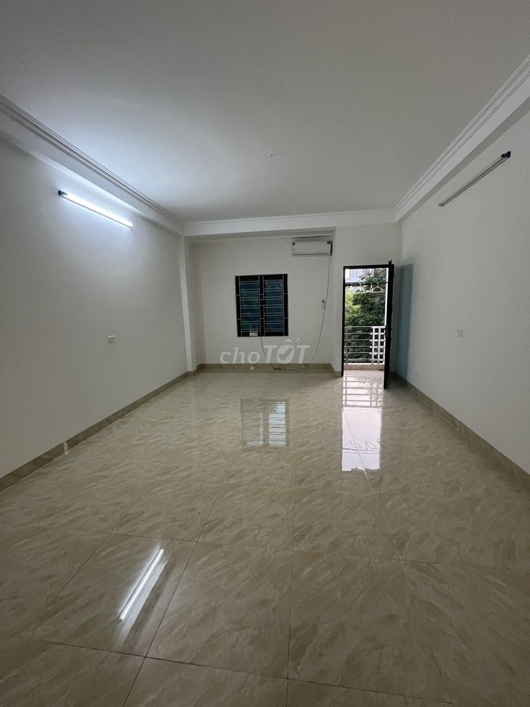 Cho thuê văn phòng 70  m2/tầng có 2 phòng làm việc, đường rộng thoáng