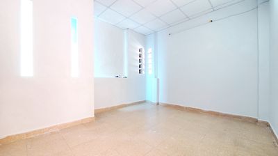 Phòng trống 20m2, ngay sân thượng rất mát, mới sơn sửa (WC dùng chung)