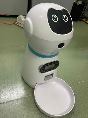 Máy đựng thức ăn cho chó mèo động xài tốt
