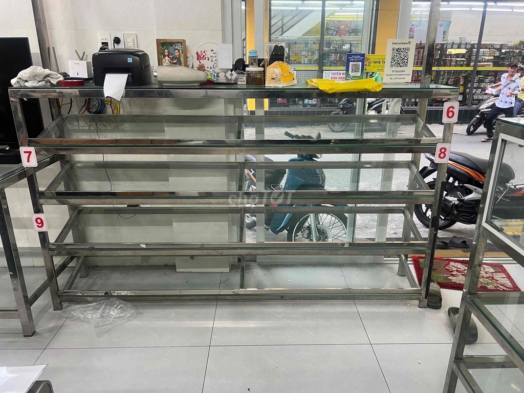 vài kệ shop quần áo trưng bày inox kính cường 10ly