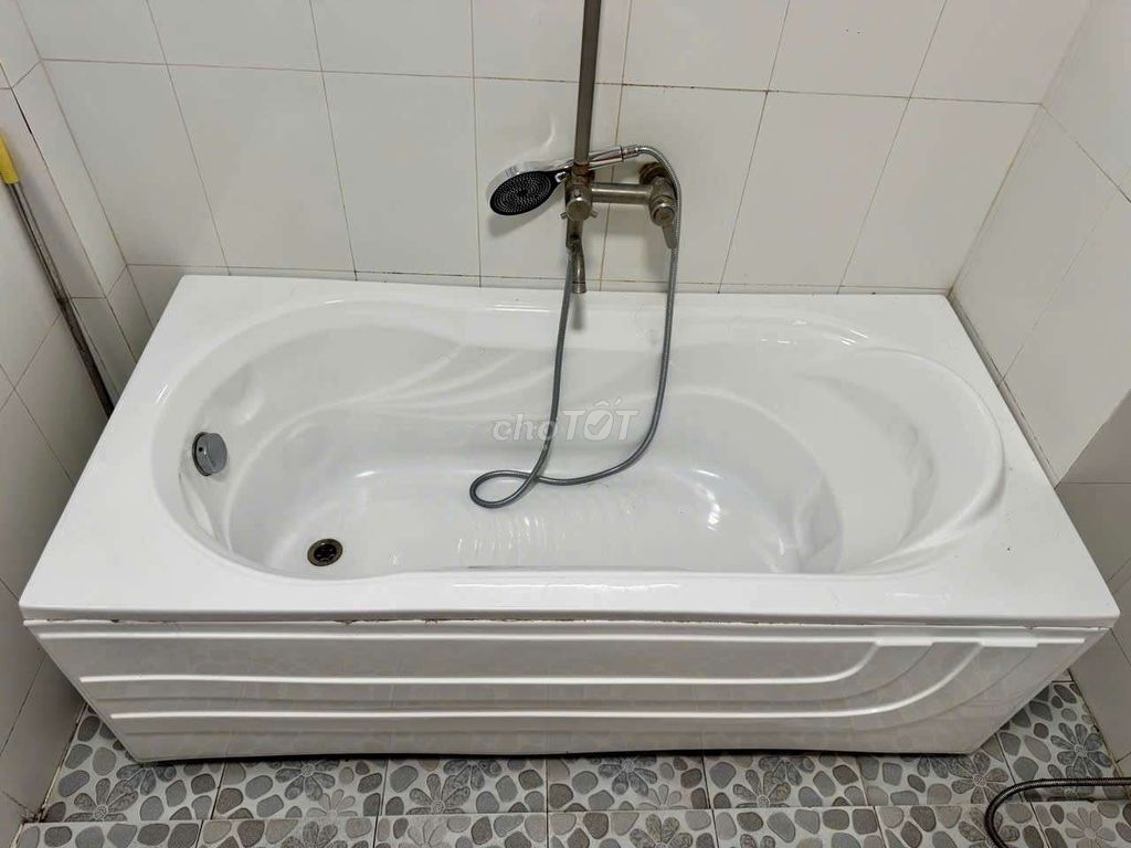 Bồn tắm Sứ Trắng Thiết kế Hiện đại. Mua bán Thiết bị vệ sinh, nhà tắm tại Quận Ninh Kiều Cần Thơ được đăng bởi Quốc hình 1