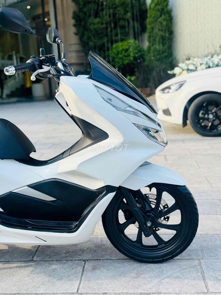 Honda PCX 125fi 2018 белый 25000 км