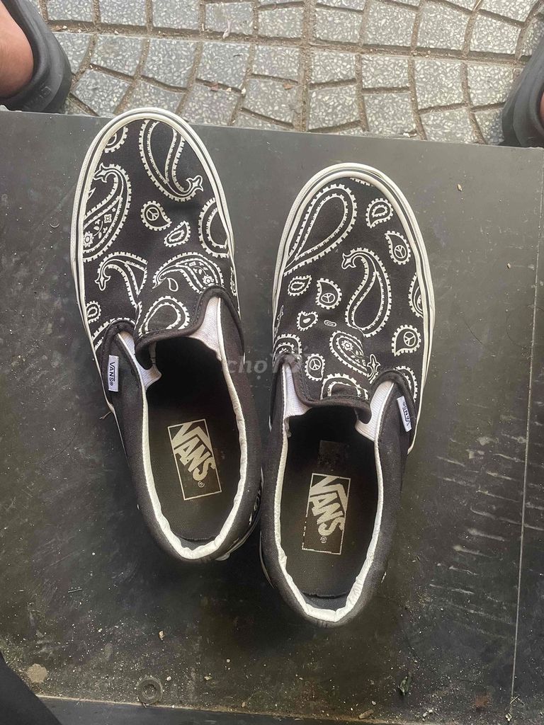 Giày lười Vans Đen trắng size 41. Mua bán Giày dép tại Thành phố Huế Thừa Thiên Huế được đăng bởi Trí hình 1