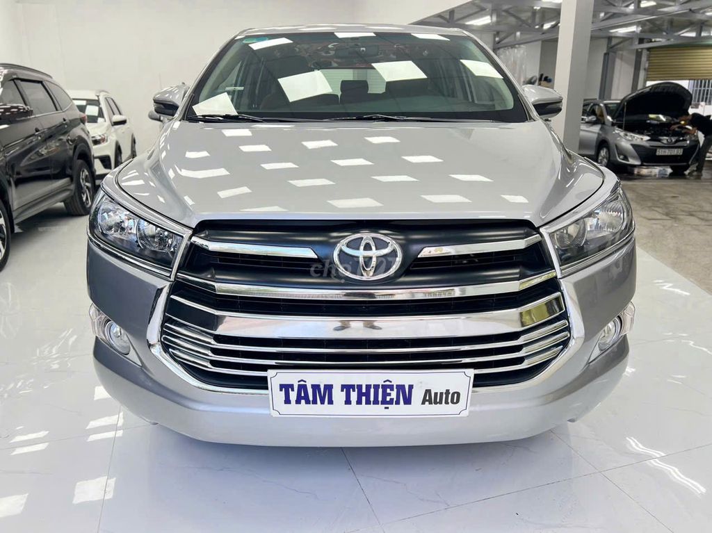 TOYOTA INNOVA 2.0E 2018 механика серебристая 7 мест