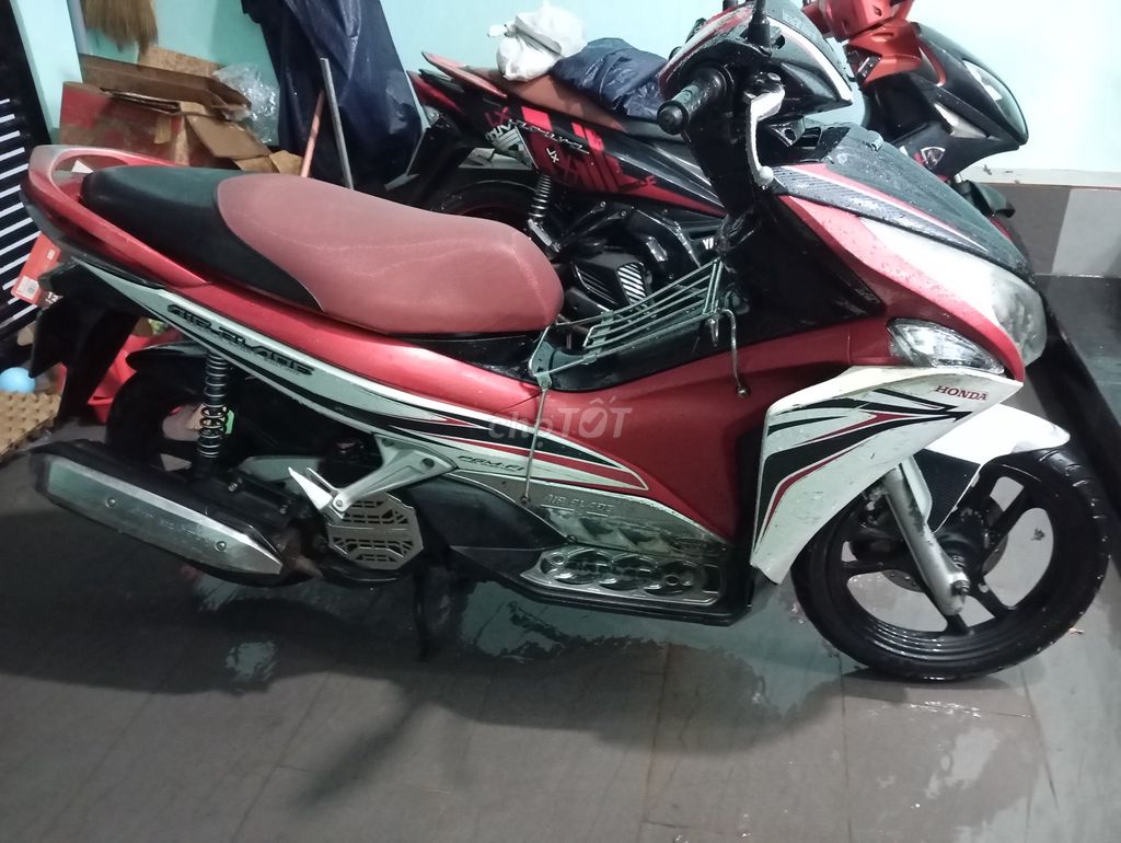 Cần bán Honda Air Blade 2011 đỏ trắng chính chủ