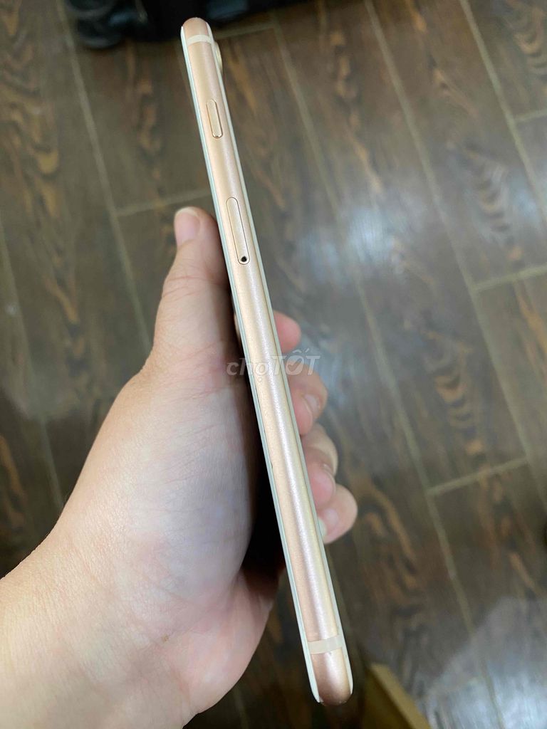 Người dùng bán 8plus QT 64gb màu gold