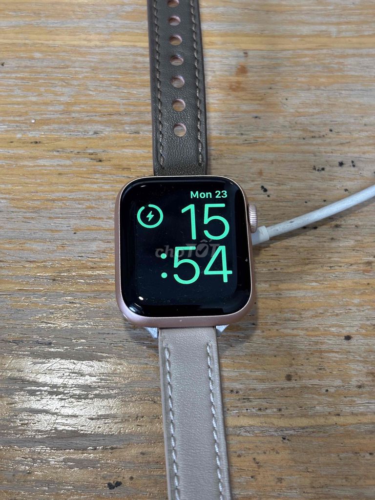 Apple Watch Series 5 40mm Vàng đồng. Mua bán Thiết bị đeo thông minh tại Thành phố Thủ Đức Tp Hồ Chí Minh được đăng bởi Trần Lê Nam hình 1