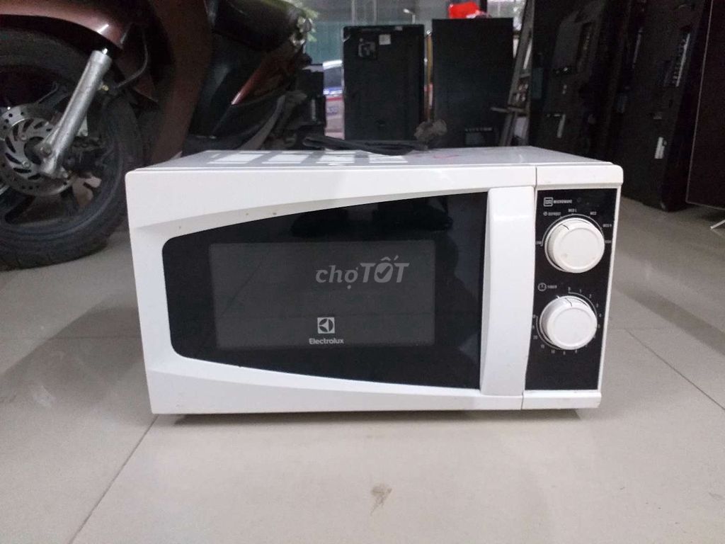 CẦN BÁN LÒ VI SÓNG CƠ ELECTROLUX 20 LÍT NHỎ GỌN