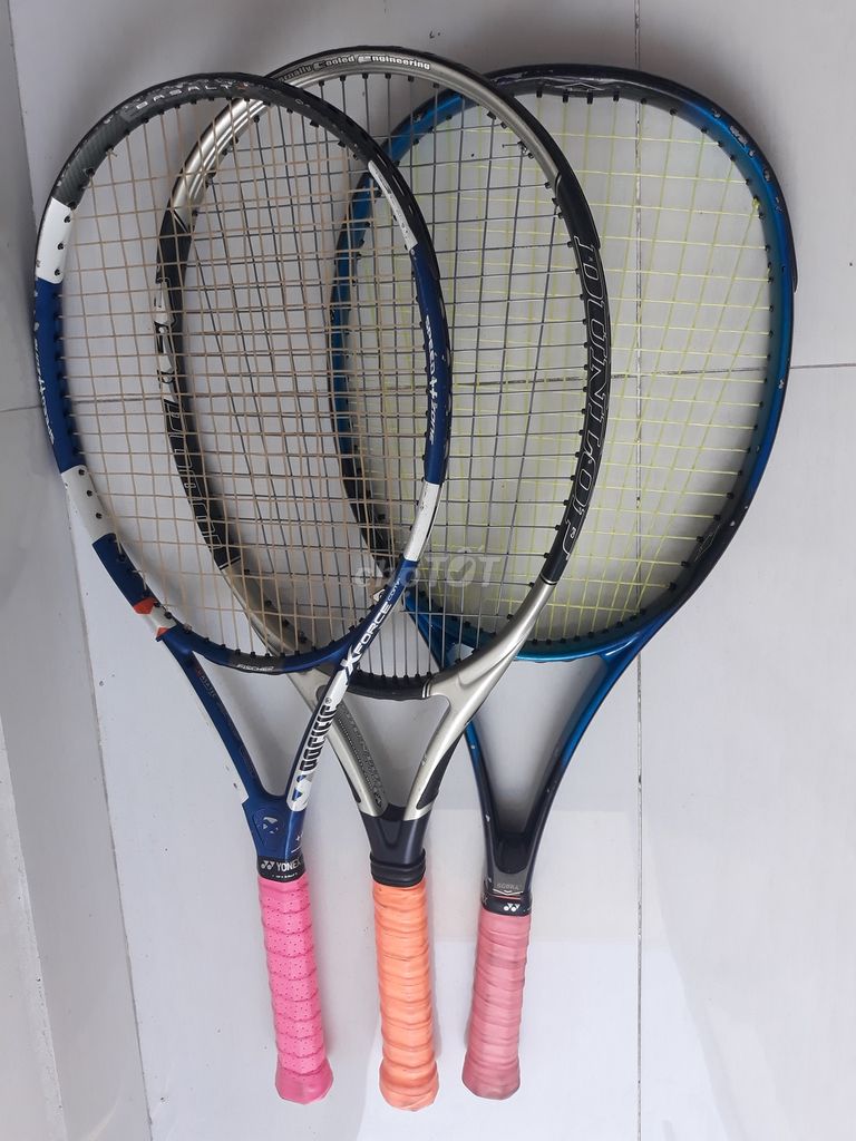 Vợt tennis cũ