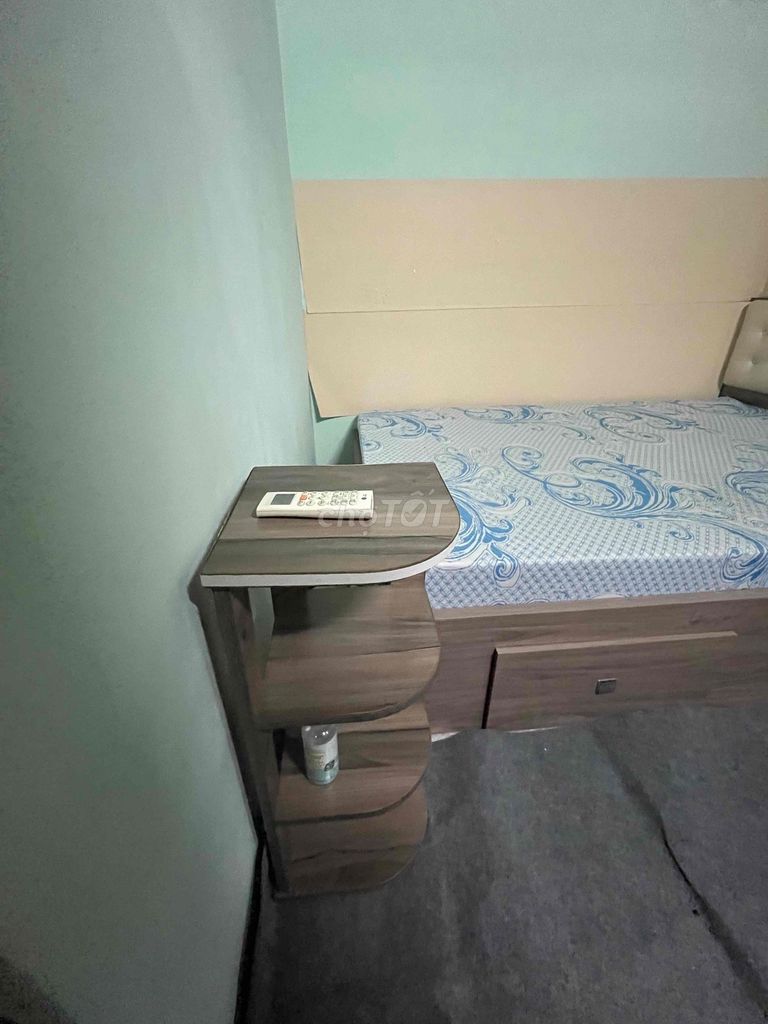 Kệ sách gỗ nhỏ màu nâu. Mua bán Tủ, kệ gia đình tại Quận 10 Tp Hồ Chí Minh được đăng bởi Nguyễn Thị Yến Liên hình 1