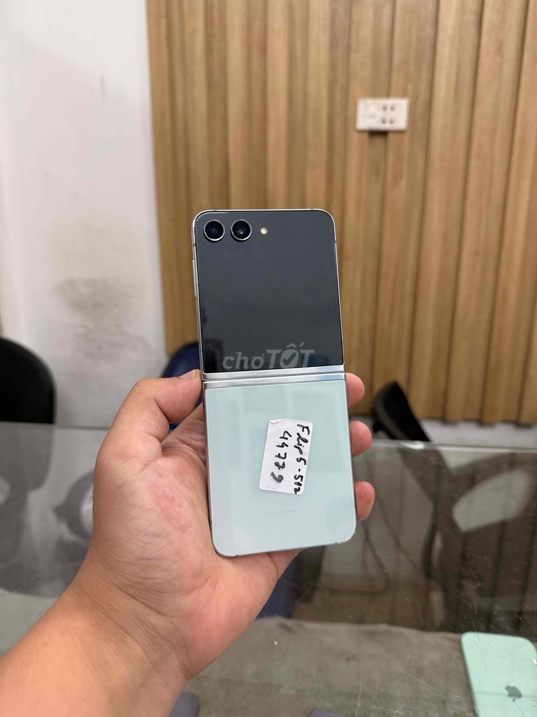 Samsung Z Flip 5 256GB Bạc. Mua bán Điện thoại tại Quận Đống Đa Hà Nội được đăng bởi  HT Mobie Trả góp nợ xáu bao duyệt hình 1