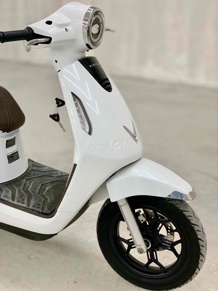 Электромотоцикл VinFast EVO 200 2023 белый, покупка аккумулятора