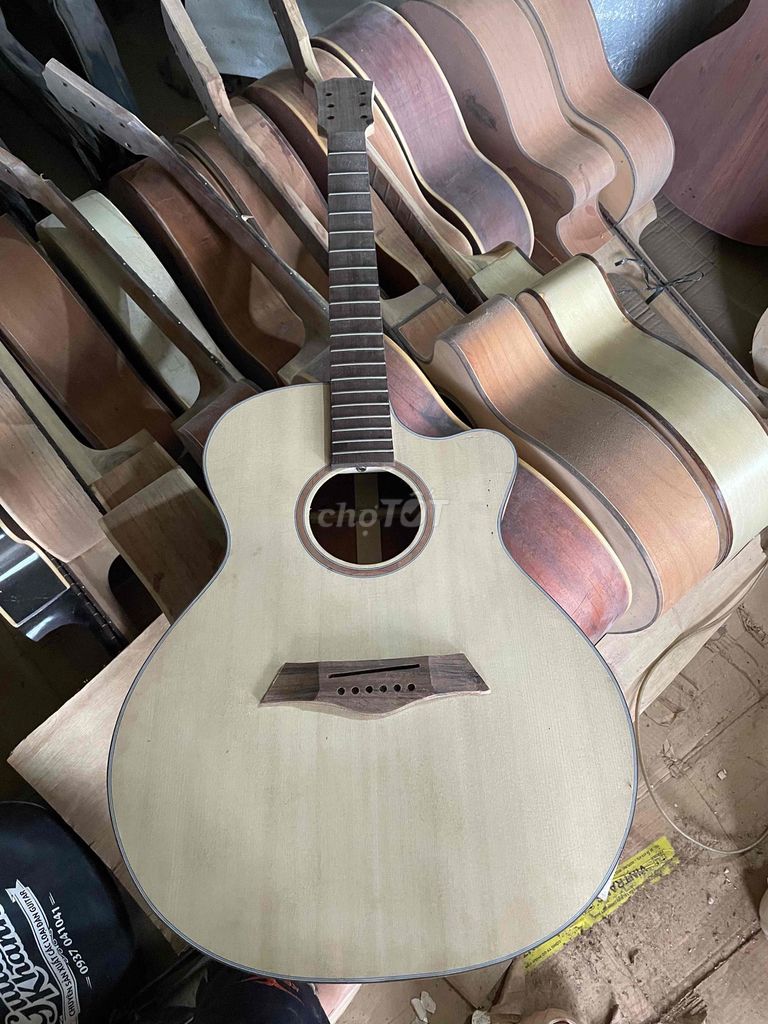 guitar mộc gỗ xịn nguyên tâm thanh lý về decor. Mua bán Nhạc cụ tại Thành phố Long Khánh Đồng Nai được đăng bởi Anh Văn hình 1