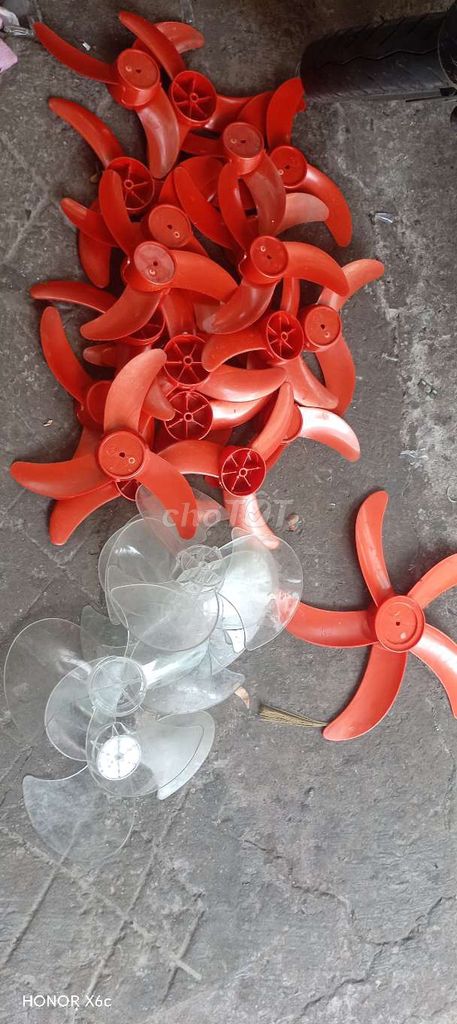 Cánh quạt nhựa đỏ, trong suốt thiết kế hiện đại. Mua bán Quạt tại Quận 8 Tp Hồ Chí Minh được đăng bởi  poony house hình 1
