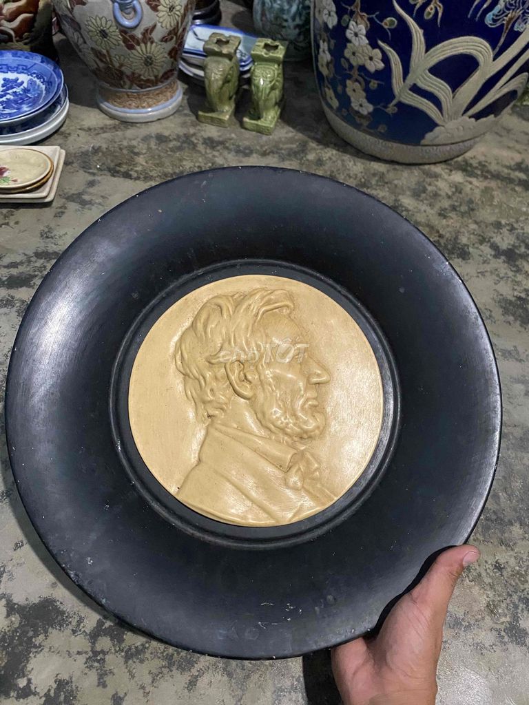 Đĩa treo tường Nhôm Abraham Lincoln Đen Vàng. Mua bán Đồ sưu tầm, đồ cổ tại Huyện Sơn Tịnh Quảng Ngãi được đăng bởi Sang hình 1