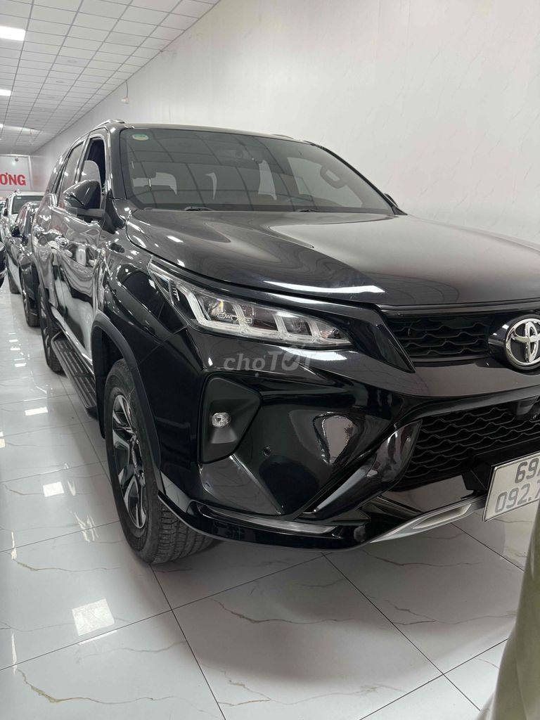 Toyota Fortuner Legender 2.4L 2021 черный 70 тыс. км как новый!