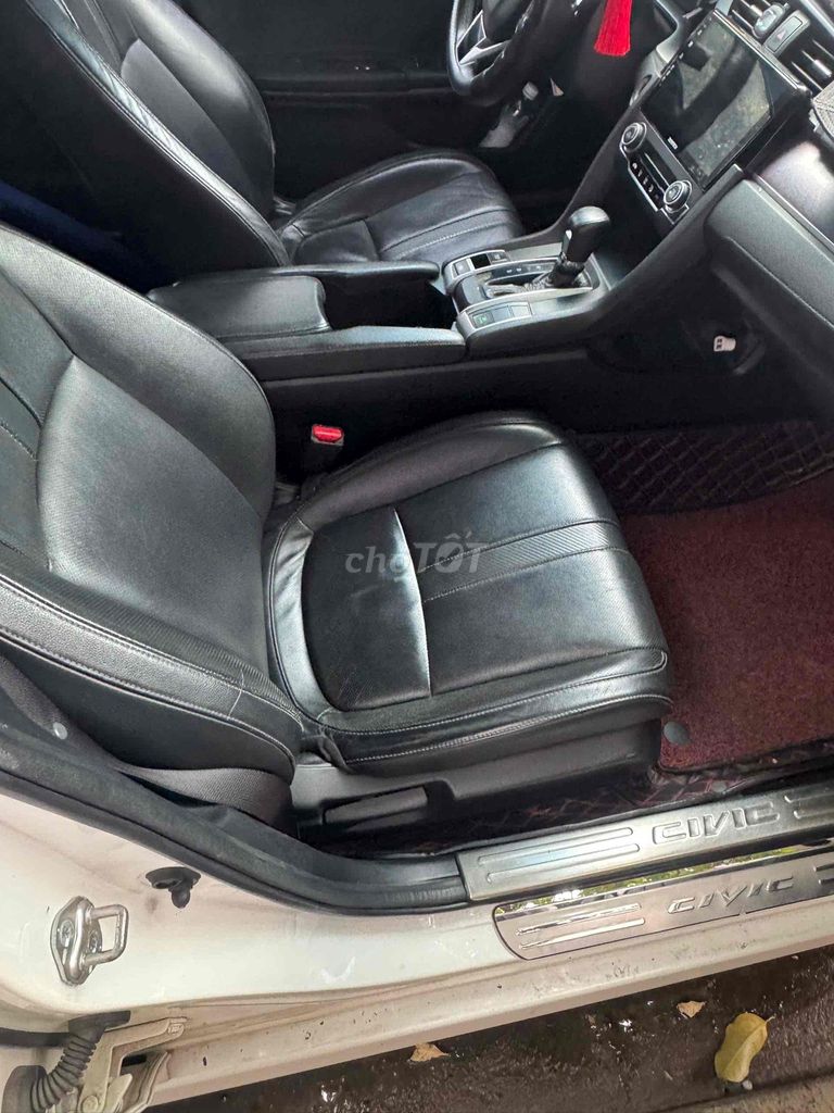Honda Civic 2018 белый 100 тыс. км