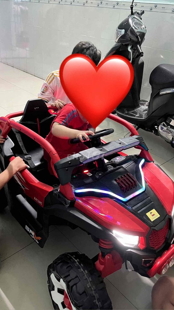 Xe điều khiển từ xa màu Đỏ có sạc. Mua bán Mẹ và bé tại Thành phố Thủ Dầu Một Bình Dương được đăng bởi Vien Vien hình 1