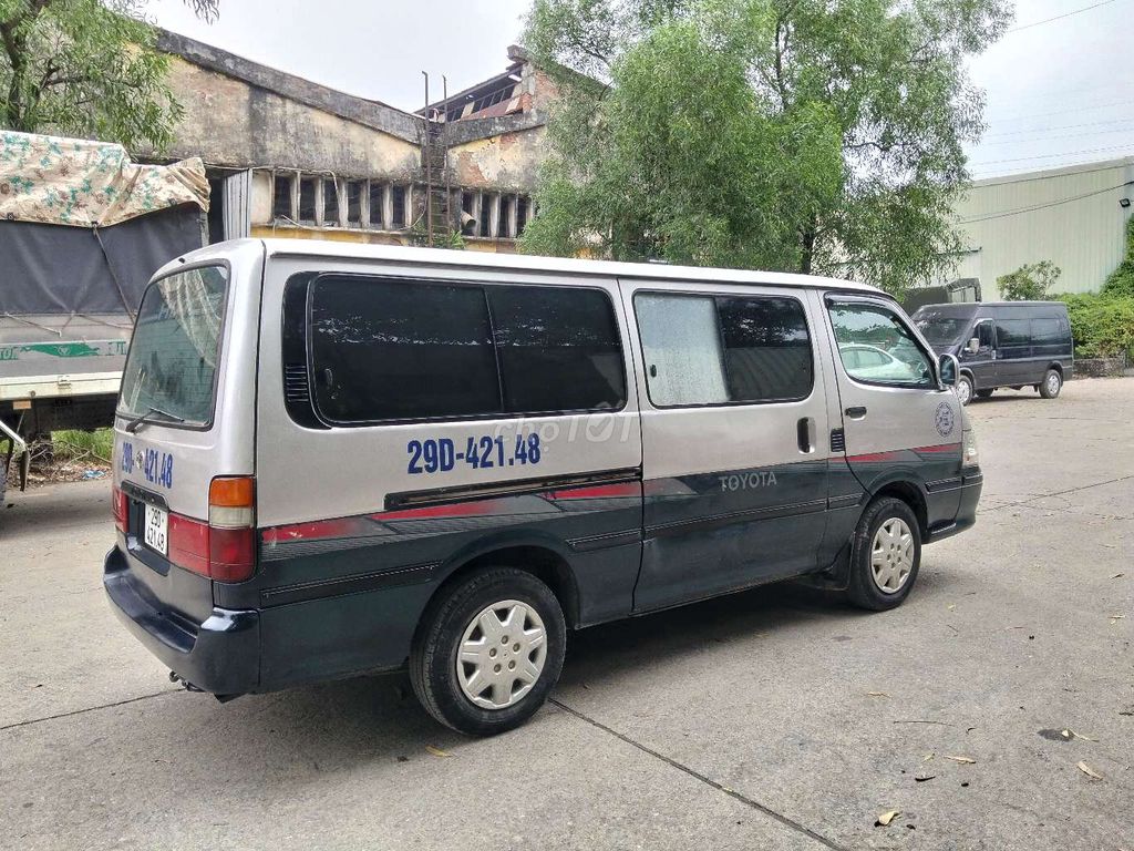 Toyota Hiace 3 места 2004 2 цвета