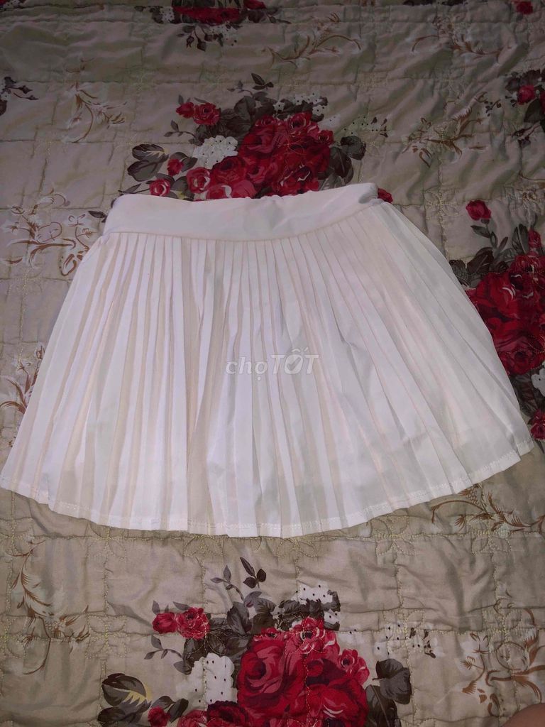 Chân váy nữ xếp ly trắng. Mua bán Quần áo tại Huyện Cờ Đỏ Cần Thơ được đăng bởi Bảo Nghi Trần Ngọc hình 1