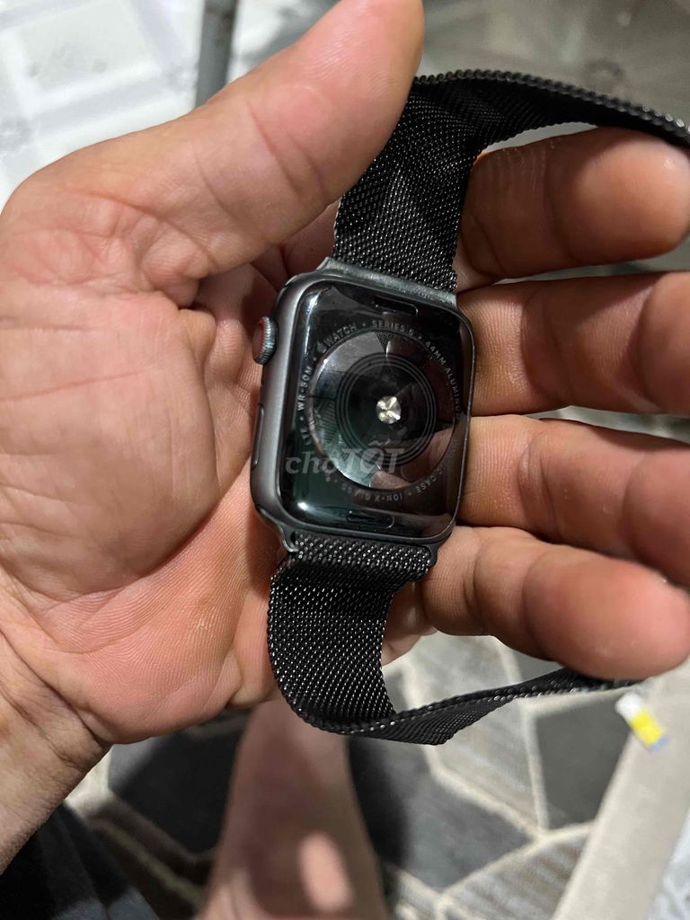 Apple Watch Series 5 LTE cần giao lưu Samsung Watc
