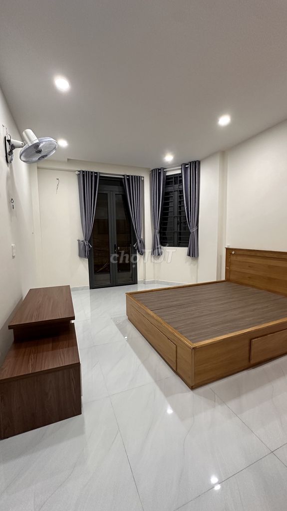 Chính chủ cho thuê phòng 40m2, ban công, tách bếp