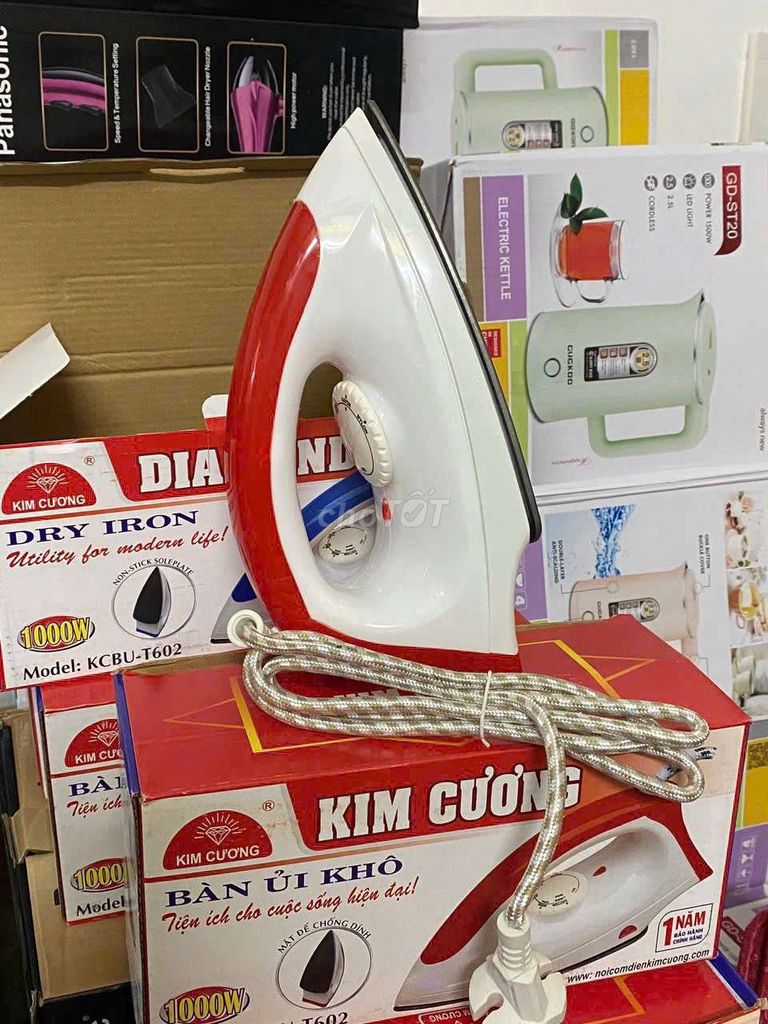 Bàn ủi khô Kim Cương KCBU-T602 Đỏ Trắng. Mua bán Nội thất, đồ gia dụng khác tại Quận Cẩm Lệ Đà Nẵng được đăng bởi Ngọcn shop hình 1