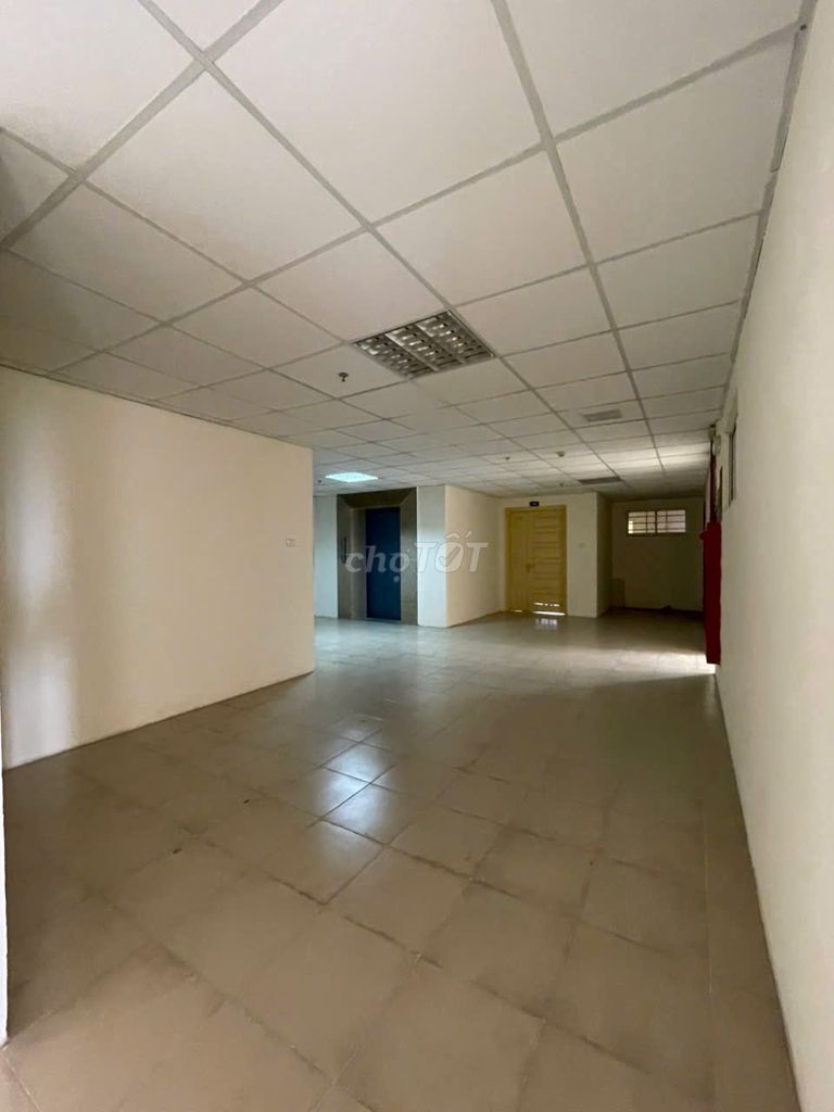 ПРОДАЖА КВАРТИР, УГЛОВЫХ КВАРТИР, ВИД НА ОЗЕРО И КРАСИВОЕ 2,5-ДЮЙМОВОЕ КОЛЬЦЕВОЕ ПОКРЫТИЕ.