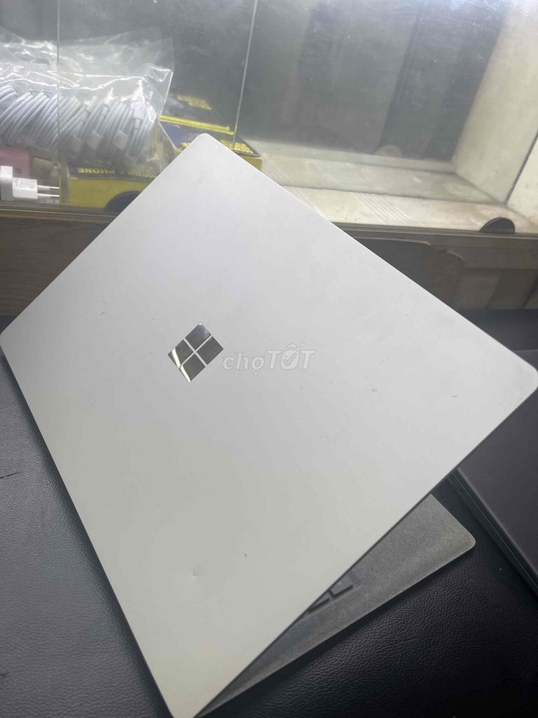 Surface m3-7Y30 4GB RAM 128GB SSD