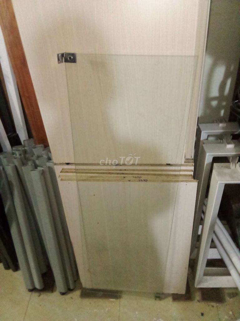 Cho tặng 8 kính 1m20 x 43 + gương 1m8 x 80