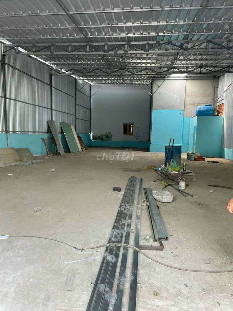 Kho xưởng cách ngã tư ga 500m. DT: 150m2. Giá : 7tr tháng