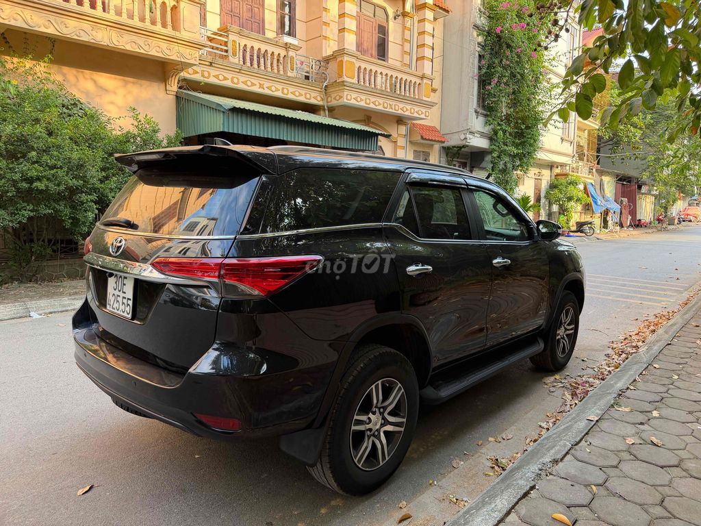 Toyota Fortuner 7 мест черный автомат бензин 90000 км
