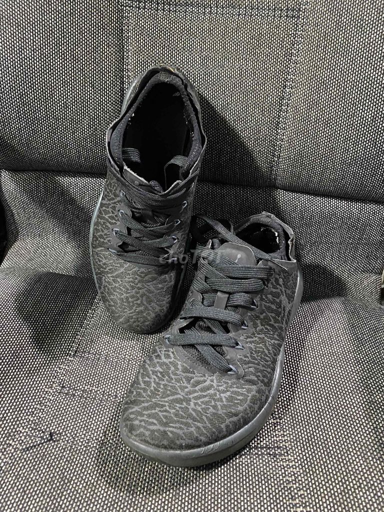 Giày thể thao Jordan Nam Đen size 42. Mua bán Giày dép tại Huyện Trảng Bom Đồng Nai được đăng bởi Sâu 2hand hình 1