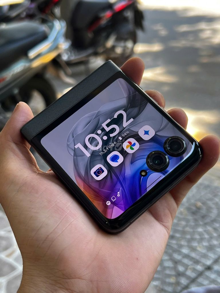 Motorola Razr 50 5G 256GB nguyên zin đẹp nét bền. Mua bán Điện thoại tại Quận Thanh Khê Đà Nẵng được đăng bởi Vietphones Store 16 Kỳ Đồng hình 1