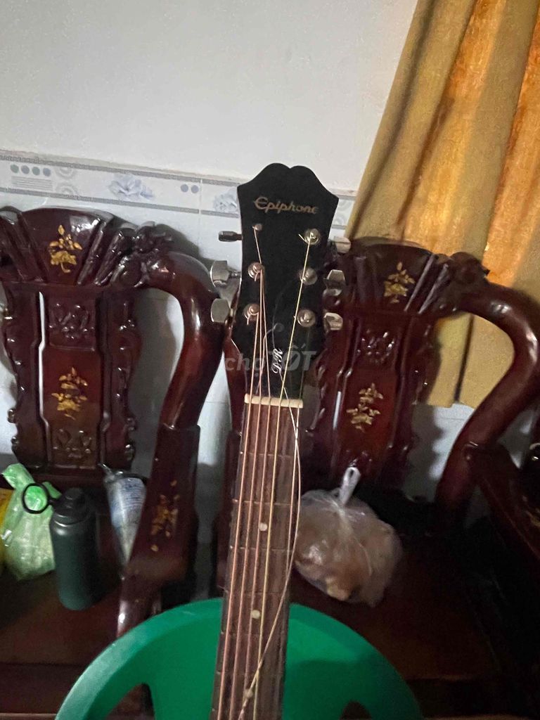 cần bán đàn guitar